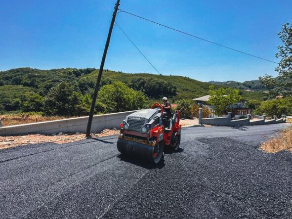 Karasu’da bir mahallenin ulaşım hattı daha yenilendi