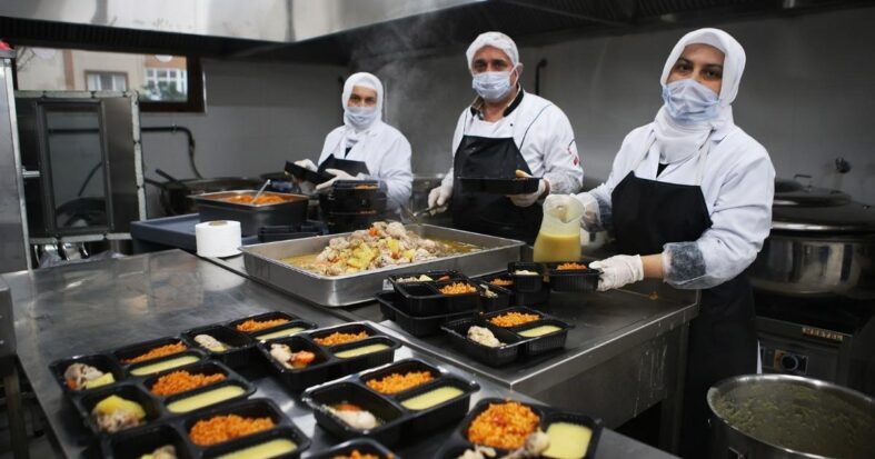 Sakarya’da her gün binlerce haneye sıcak yemek nasıl ulaştırılıyor?