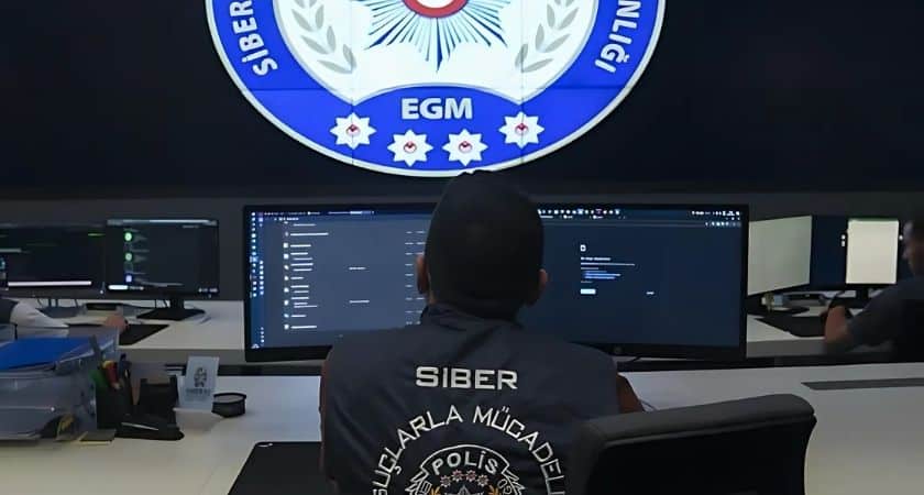 Siber güvenlik ve polis operasyonları monitörleri.