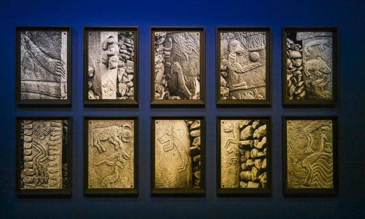 Tarih öncesi kabartma ve oymalar sergisi, arkeolojik eserler ve tarihî motifler.